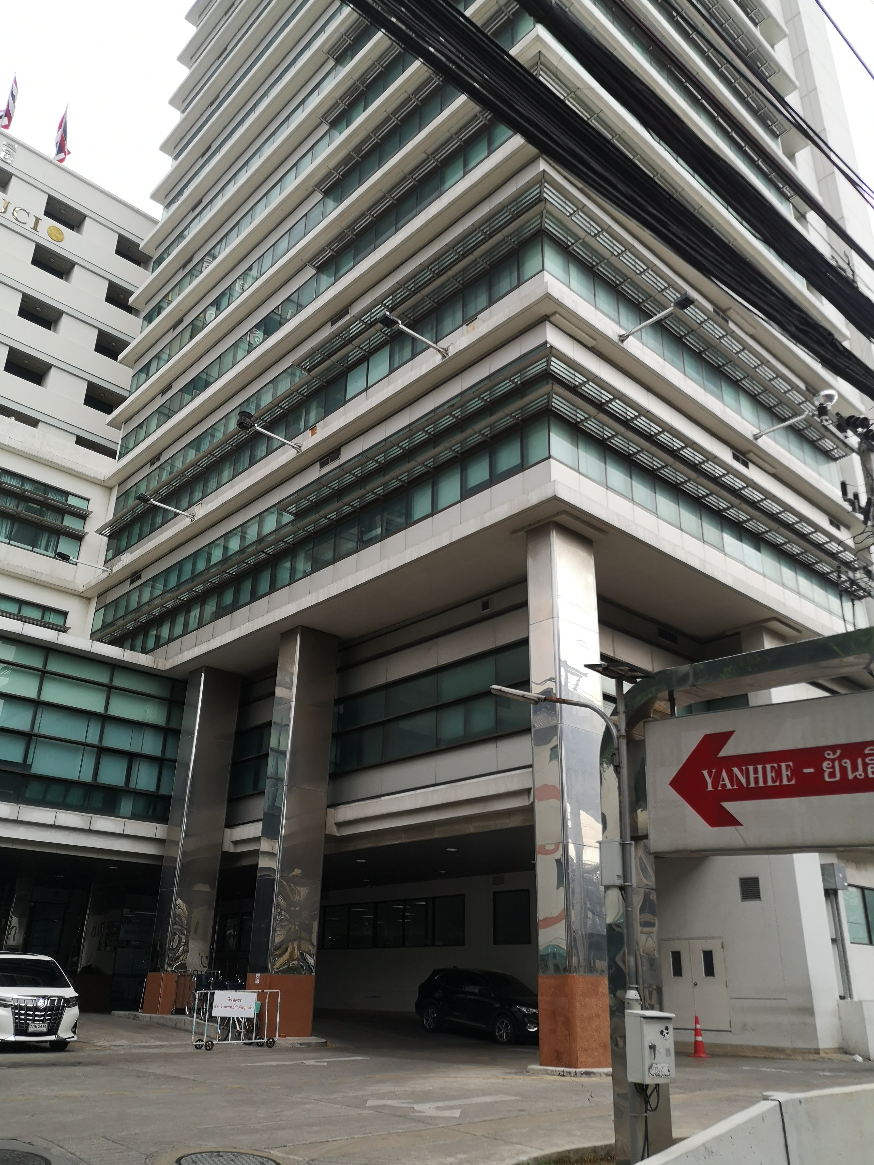 Yanhee International Hospital — main building (Bangkok)