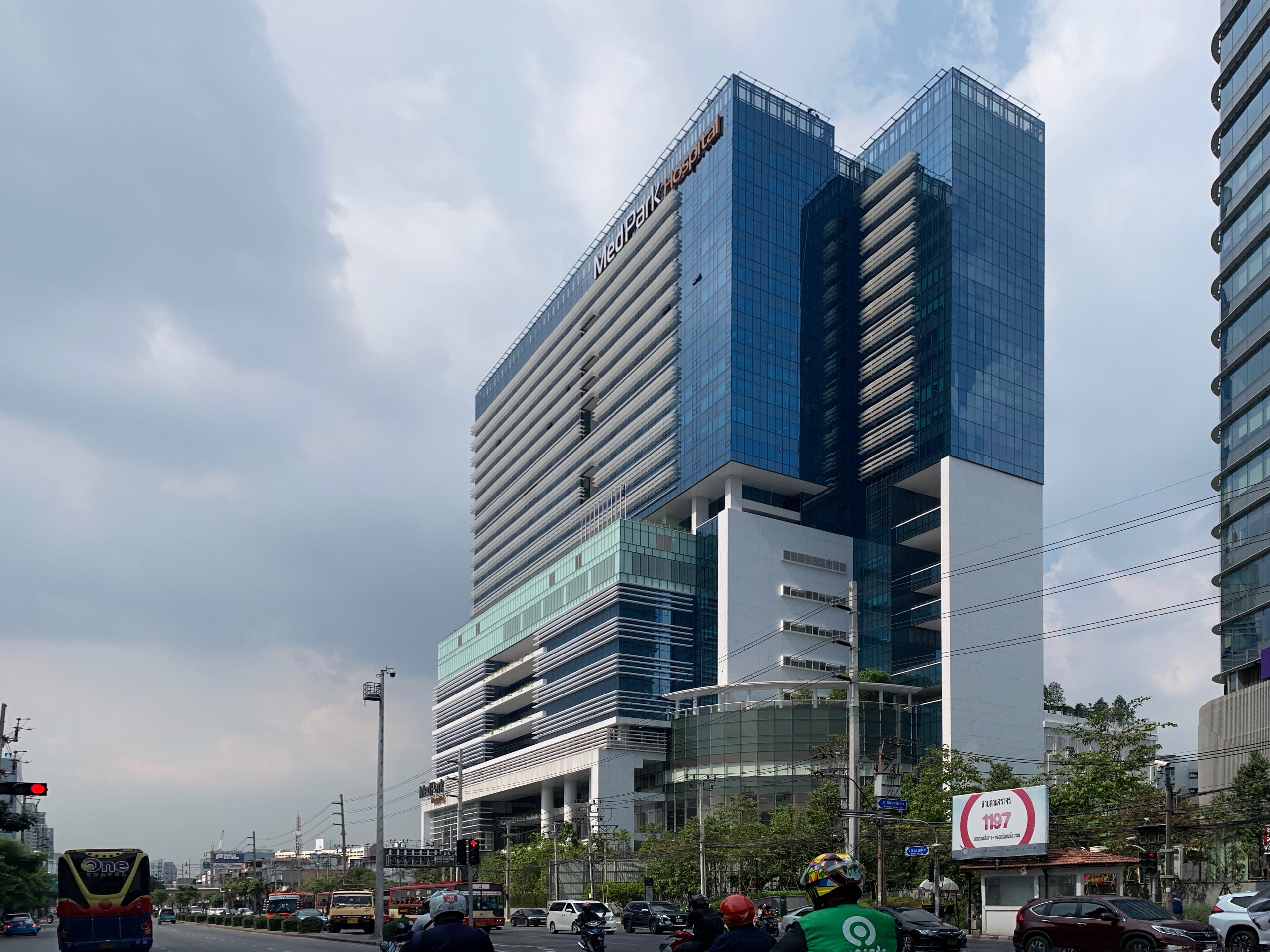 MedPark Hospital — 25-storey medical tower on Rama IV Road, Bangkok